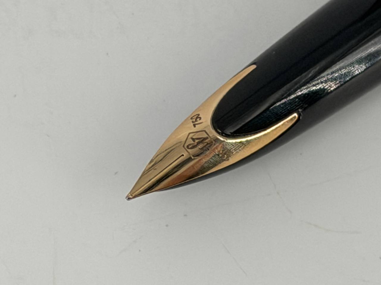 Перьевая ручка Waterman Carene, цвет: Black GT, перо: F (Б/У)