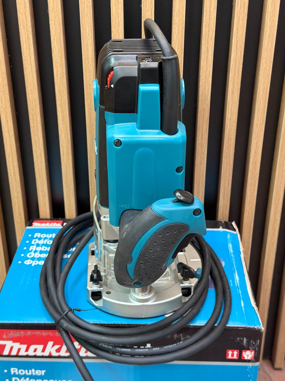 Фрезер сетевой Makita RP2303FC02 2100Вт, цанга 6,8, 12 мм. 22000 об/мин.(Новый)