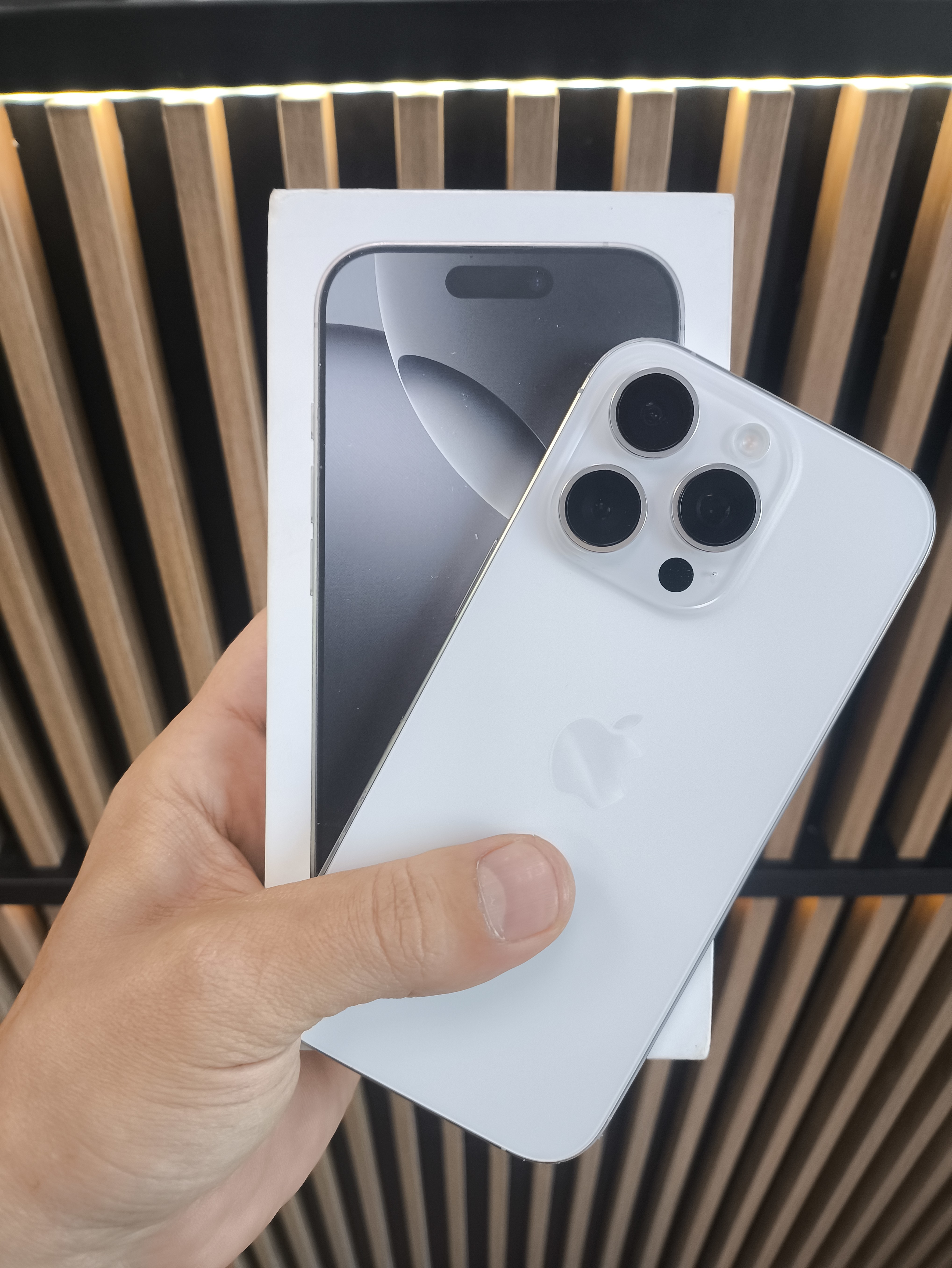 Apple iPhone 16 Pro 128Gb White Titanium (Б\У)