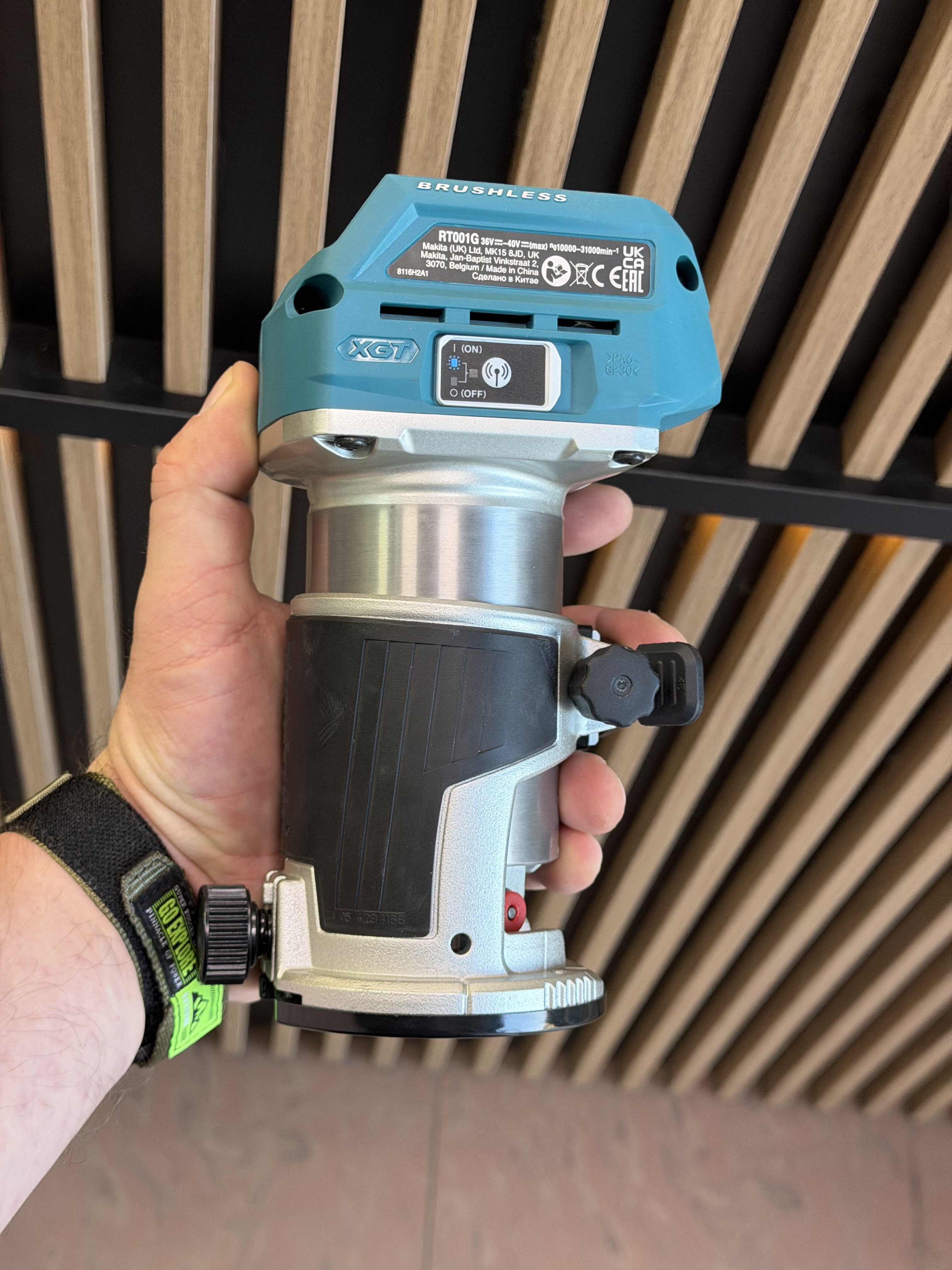 Аккумуляторный фрезер Makita RT001GZ19 (Новый)