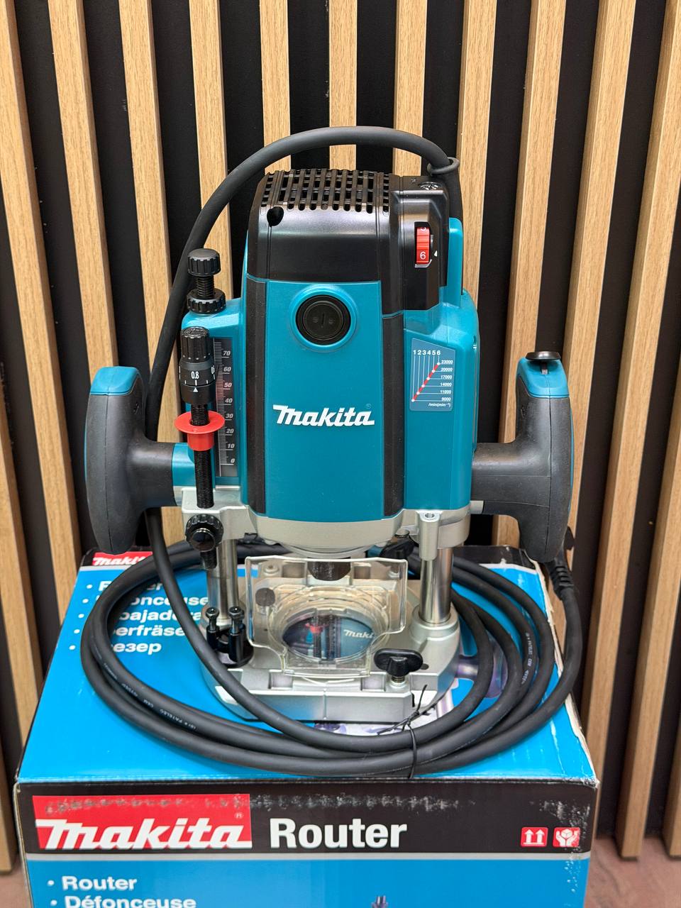 Фрезер сетевой Makita RP2303FC02 2100Вт, цанга 6,8, 12 мм. 22000 об/мин.(Новый)