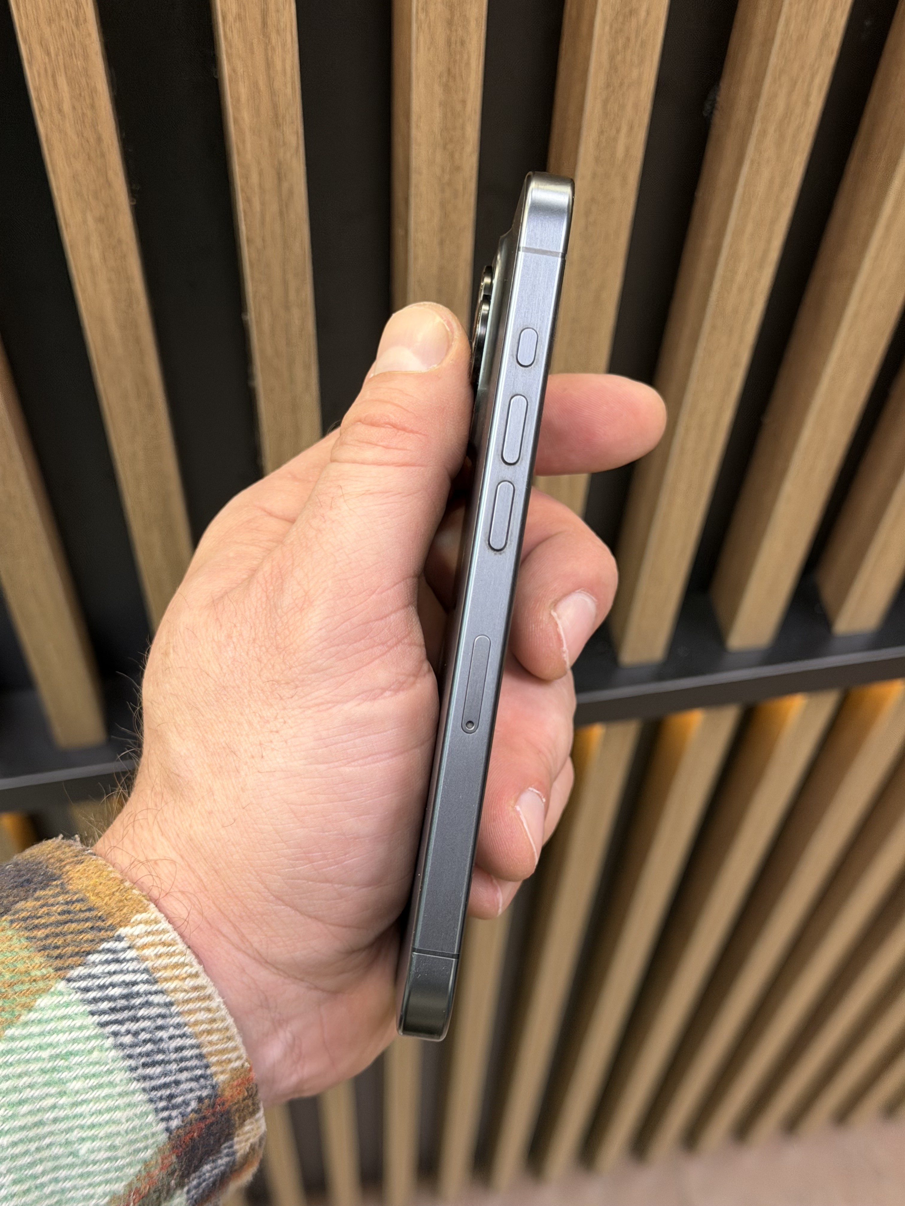 Смартфон Apple iPhone 15 Pro 256 ГБ MTUC3J/A, Dual: nano SIm + eSIM, Black Titan (Б\У)