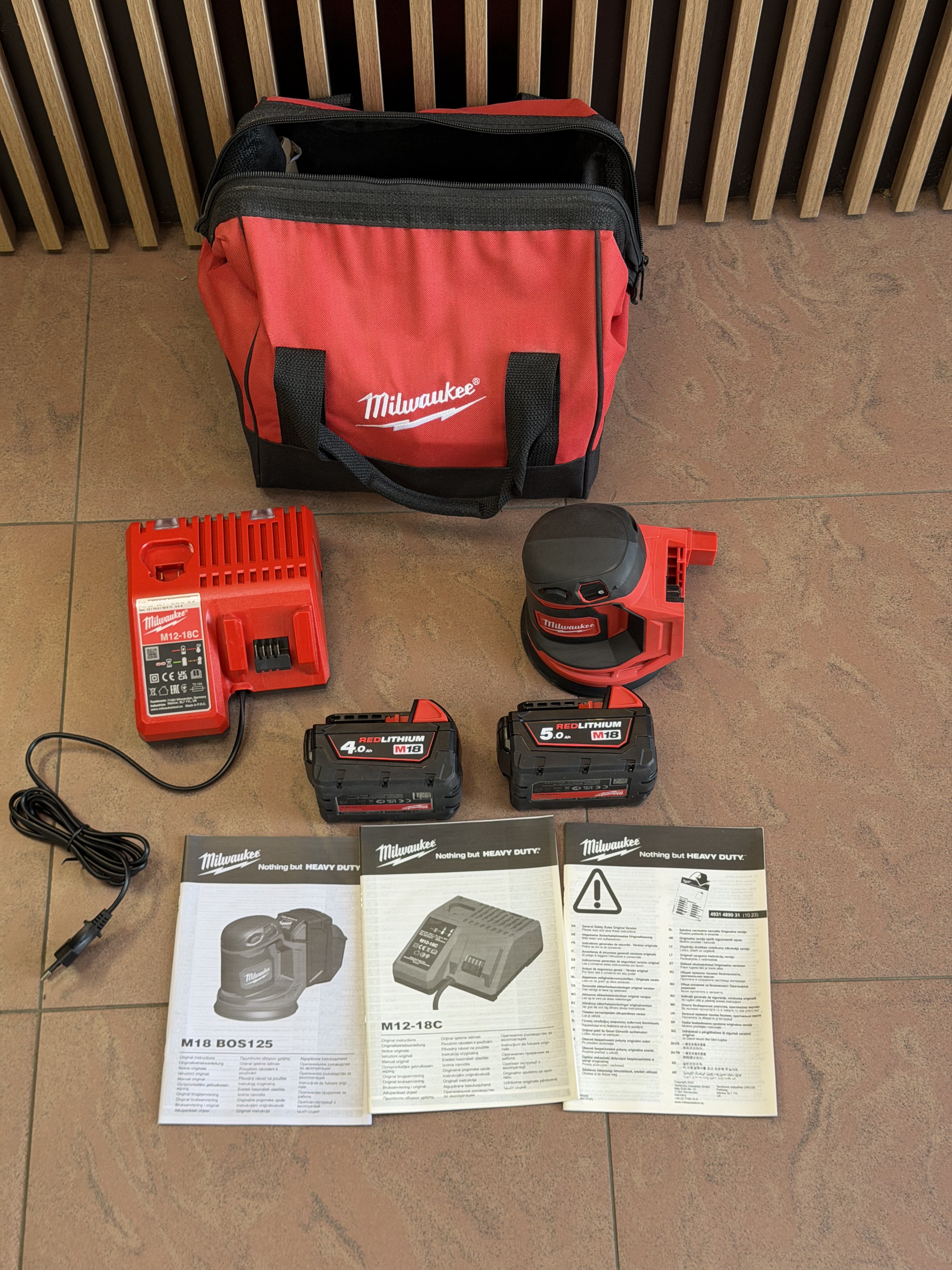 Аккумуляторная эксцентриковая шлифмашина Milwaukee M18 BOS125-502B (Б\У)