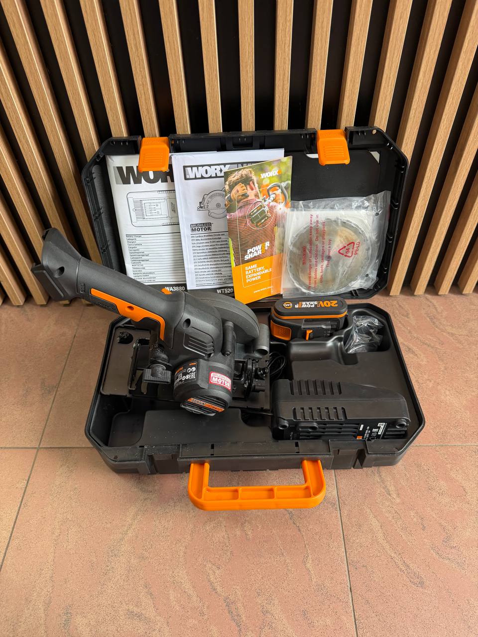 Циркулярная пила аккумуляторная бесщеточная WORX WT520 20В 120 мм в кейсе (Б\У)