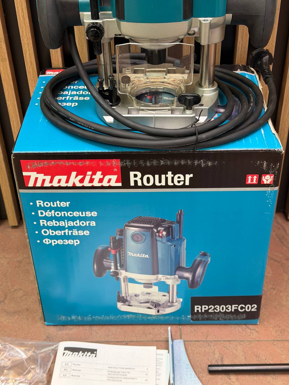 Фрезер сетевой Makita RP2303FC02 2100Вт, цанга 6,8, 12 мм. 22000 об/мин.(Новый)