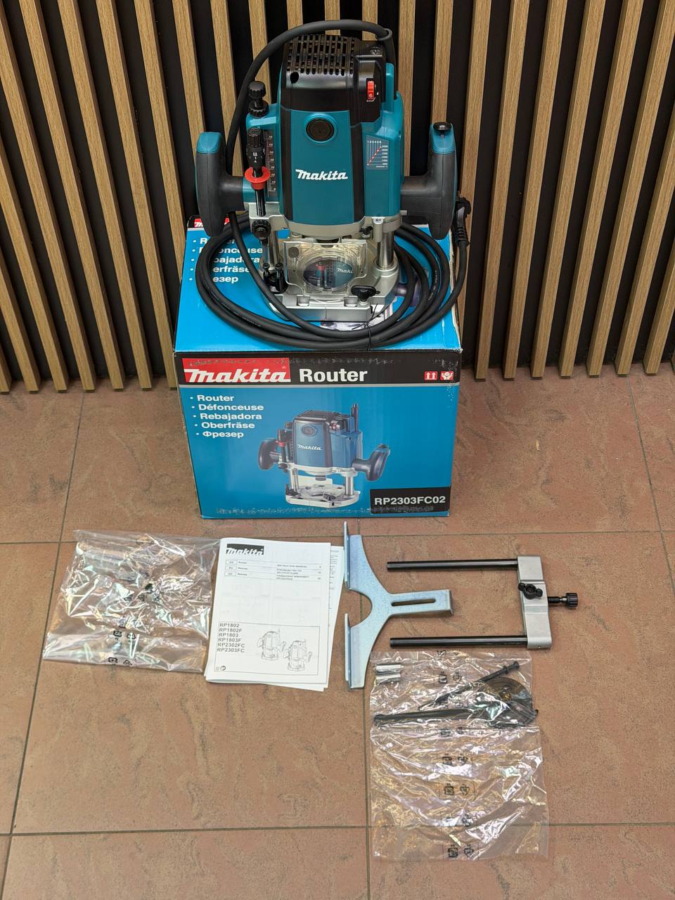 Фрезер сетевой Makita RP2303FC02 2100Вт, цанга 6,8, 12 мм. 22000 об/мин.(Новый)