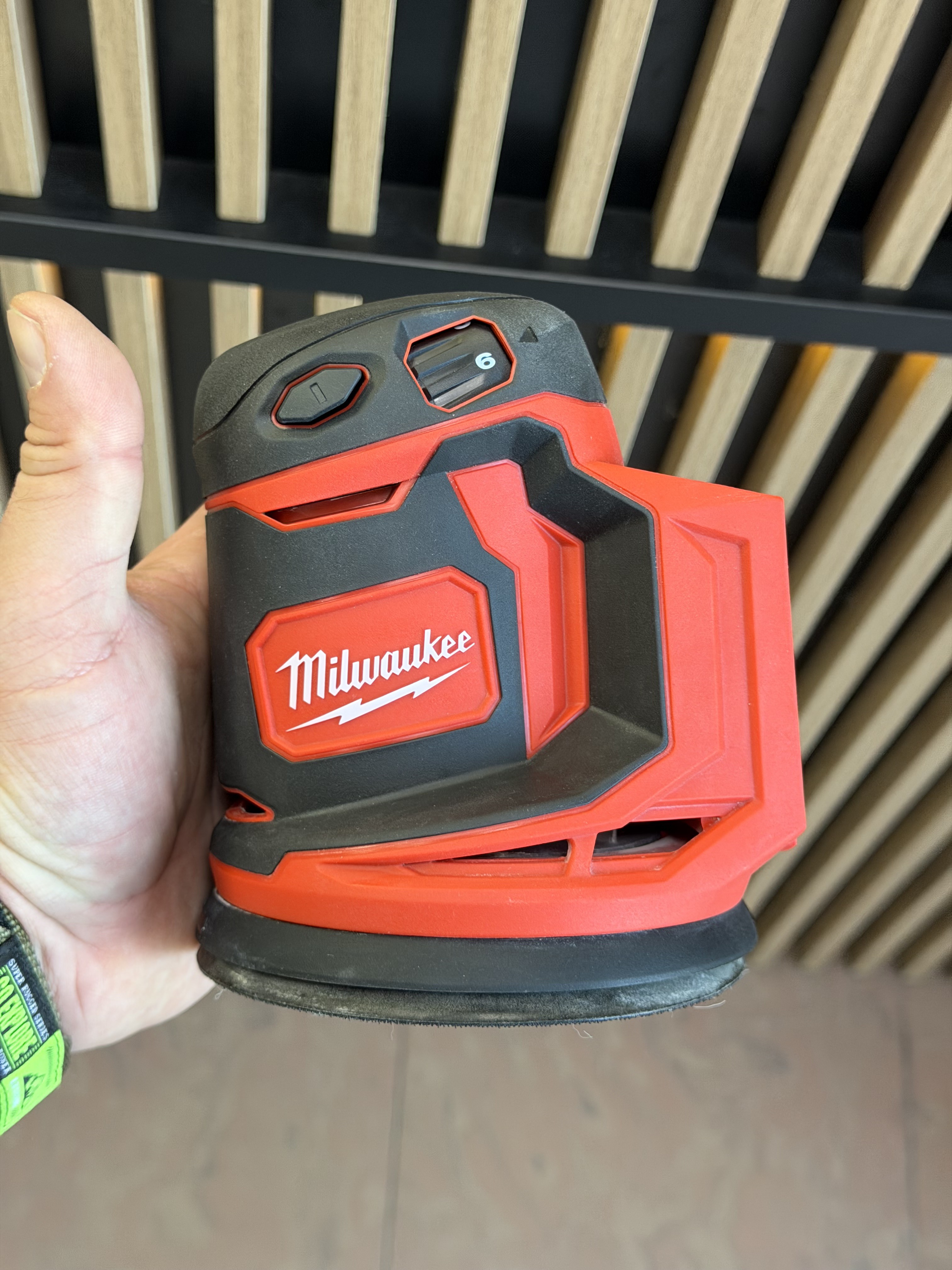 Аккумуляторная эксцентриковая шлифмашина Milwaukee M18 BOS125-502B (Б\У)