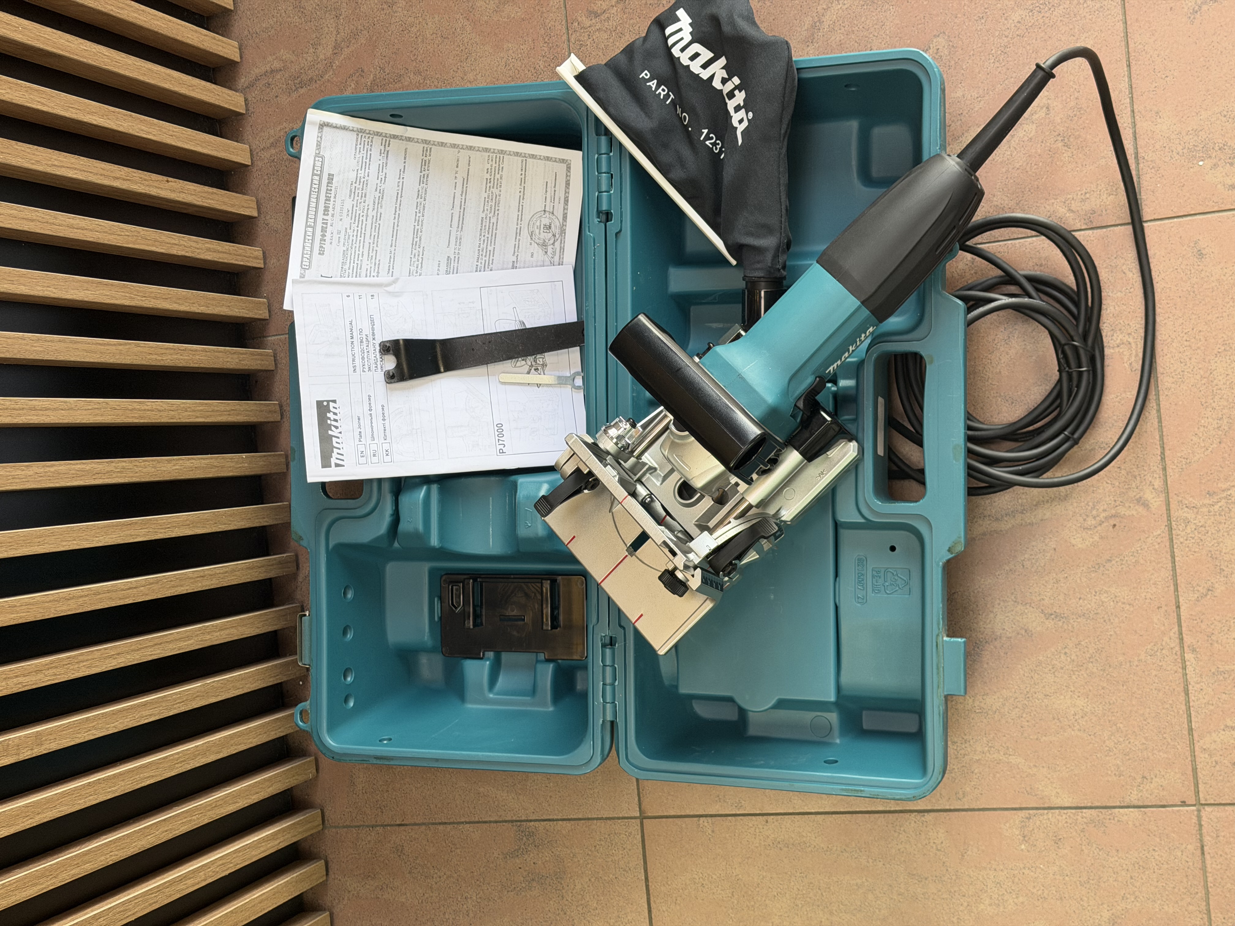 Шпоночный фрезер Makita PJ7000 ламельный тип с встроенным патрубком пылеотсоса, комплект в чемоданном кейсе (Новый)