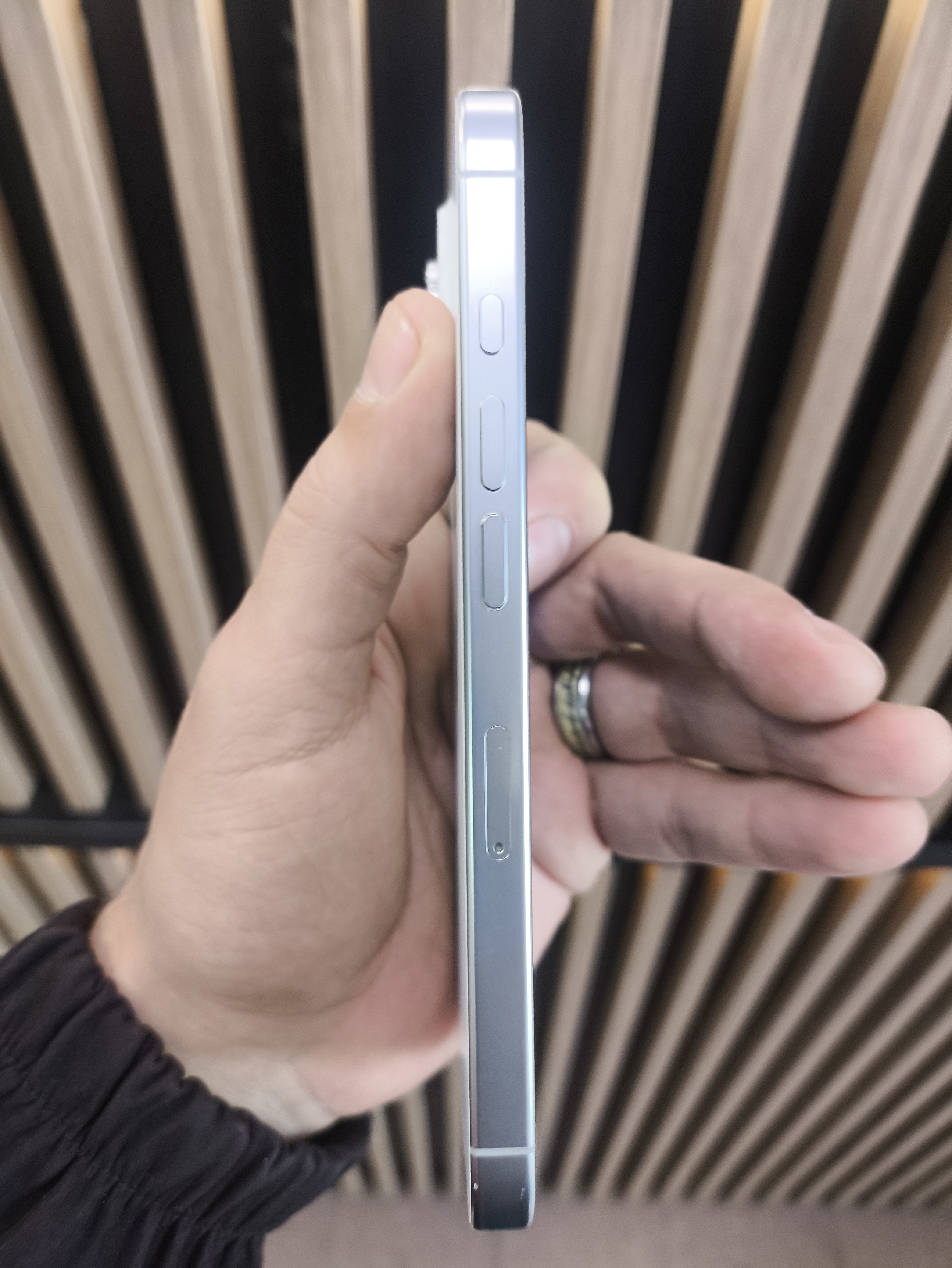 Apple iPhone 16 Pro 128Gb White Titanium (Б\У)