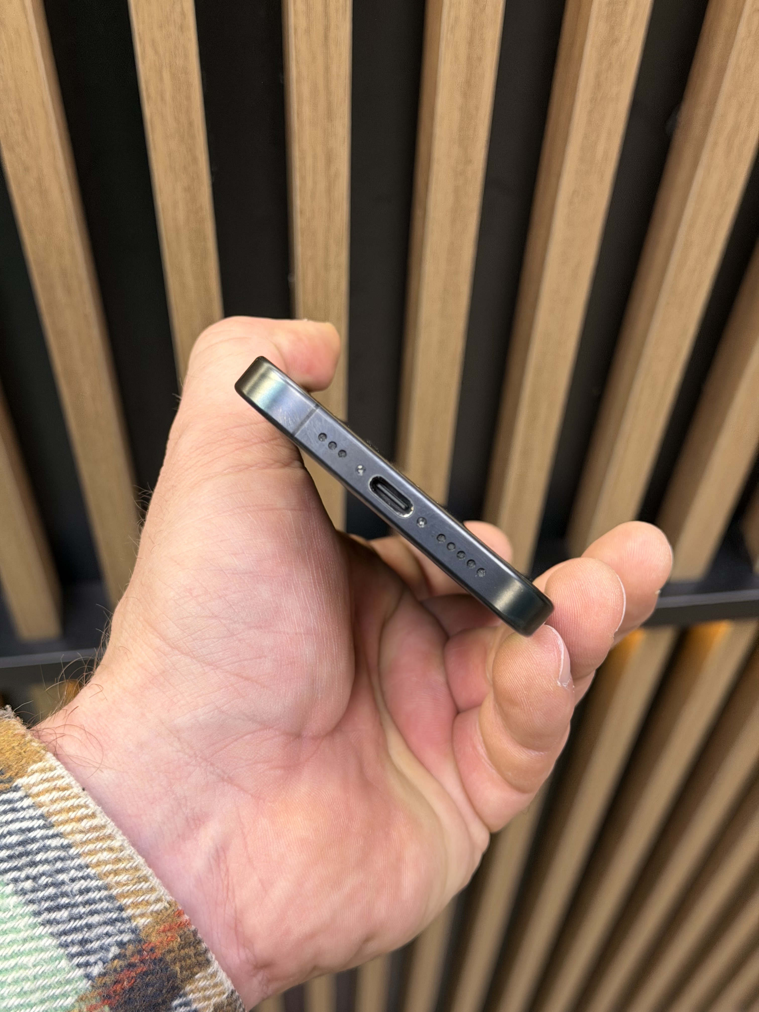 Смартфон Apple iPhone 15 Pro 256 ГБ MTUC3J/A, Dual: nano SIm + eSIM, Black Titan (Б\У)
