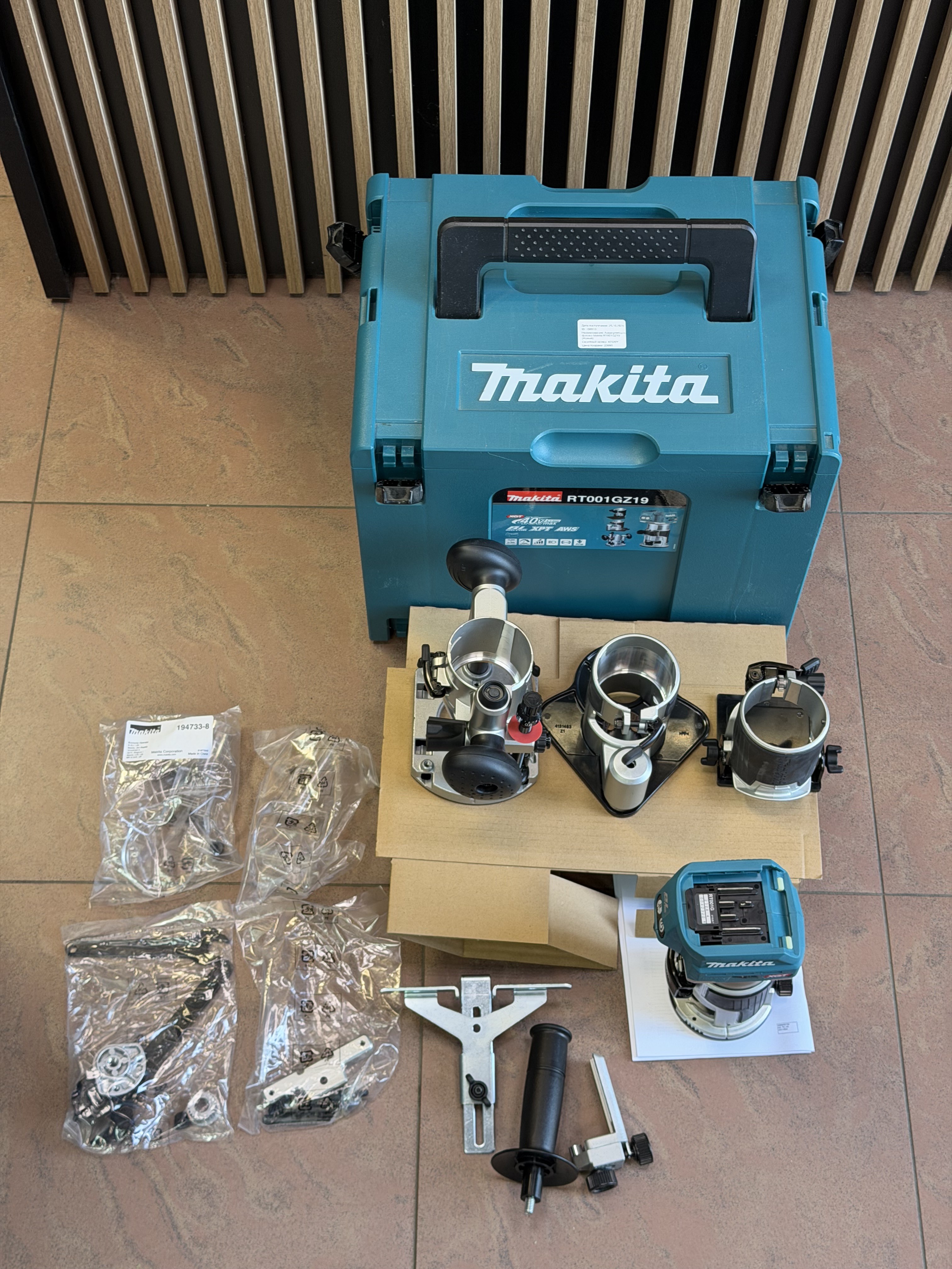 Аккумуляторный фрезер Makita RT001GZ19 (Новый)
