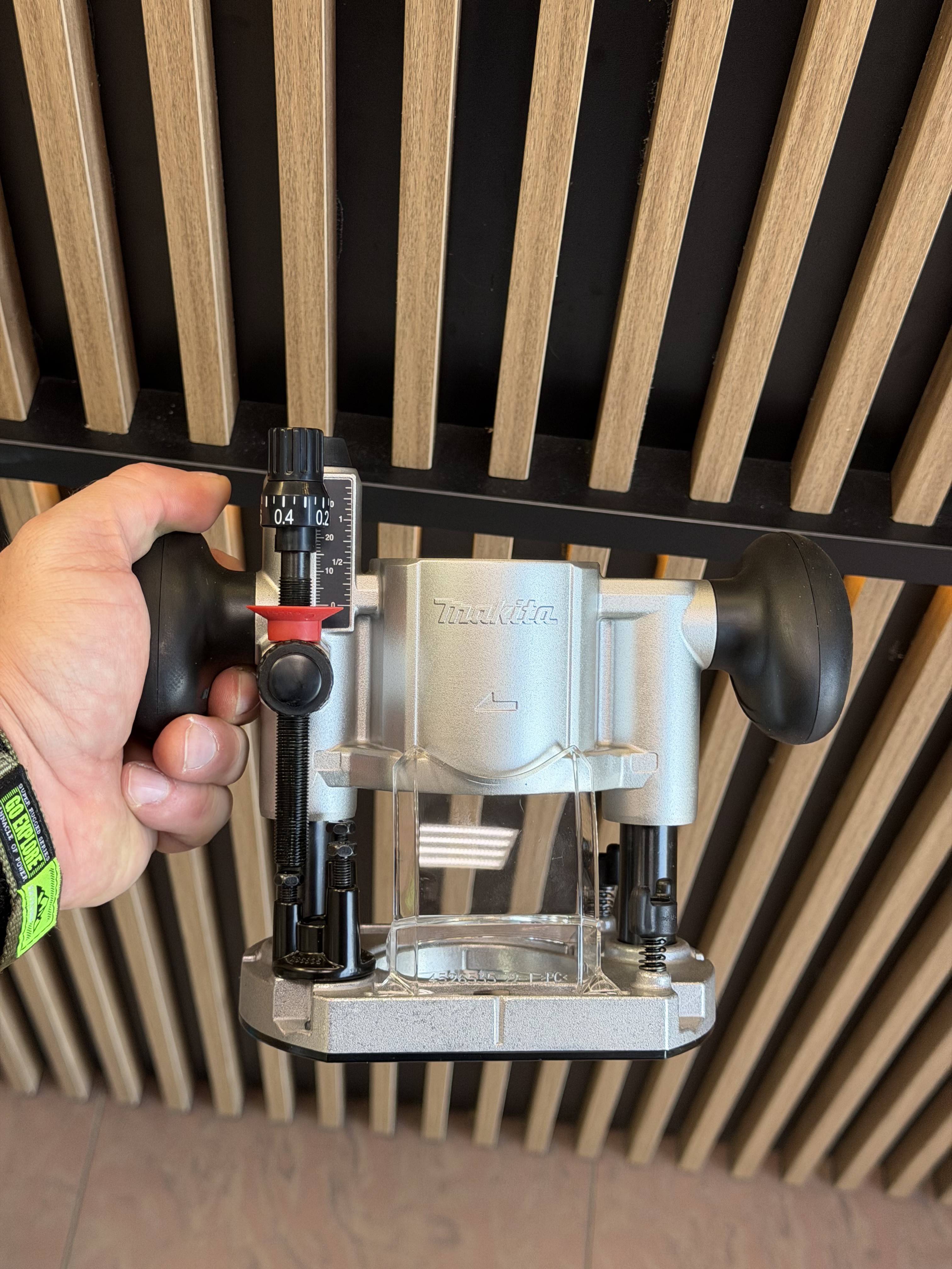 Аккумуляторный фрезер Makita RT001GZ19 (Новый)