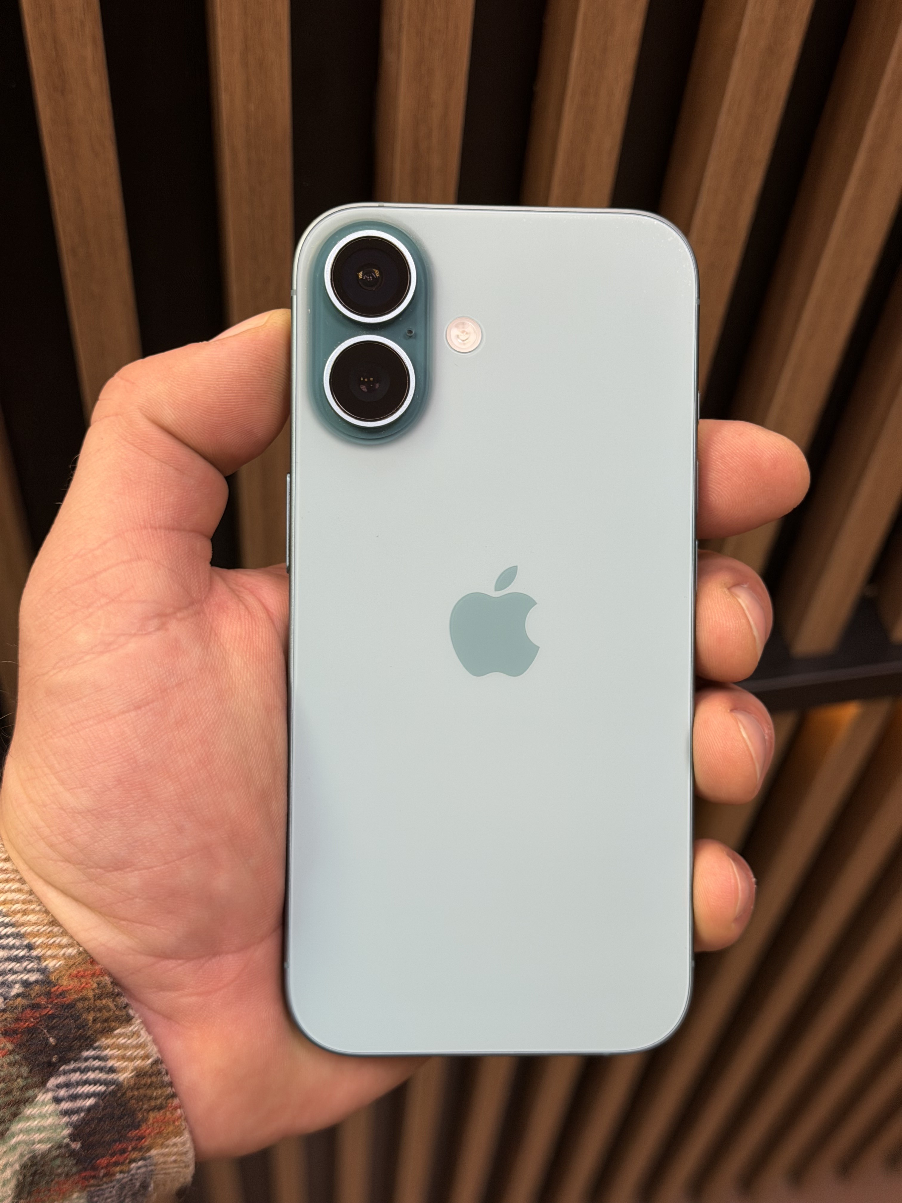 Apple iPhone 16 128Gb зеленый (Б\У)