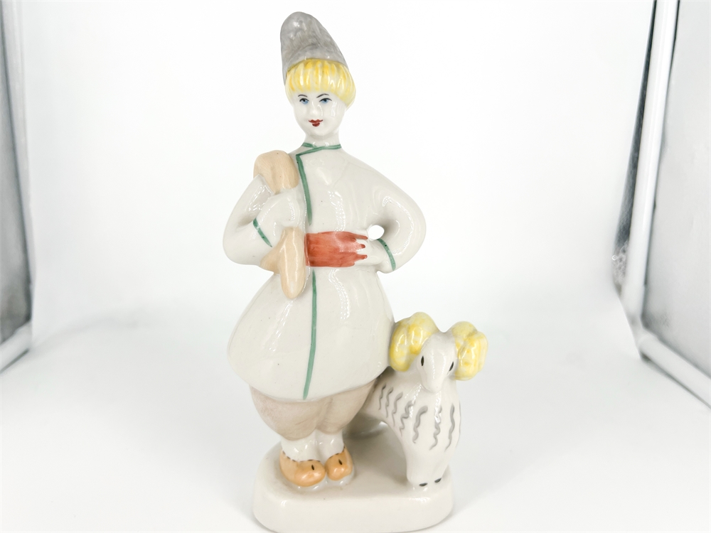 Фарфоровая скульптура Мальчик-пастушок, 1С (первый сорт), 1956-1970 гг, Полонский завод художественной керамики (Полонное ЗХК), Украина, СССР (Б/У)