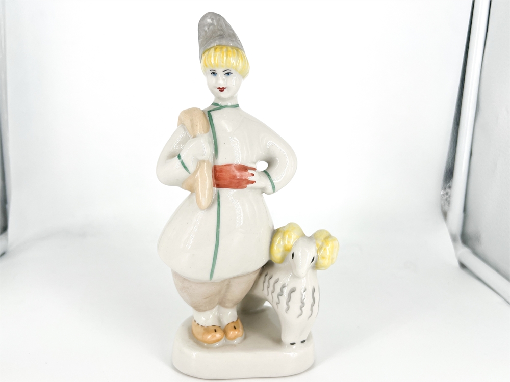 Фарфоровая скульптура Мальчик-пастушок, 1С (первый сорт), 1956-1970 гг, Полонский завод художественной керамики (Полонное ЗХК), Украина, СССР (Б/У)