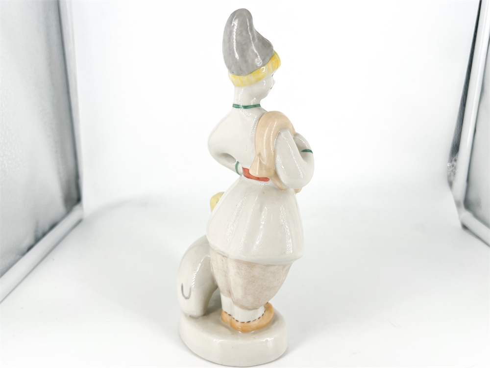 Фарфоровая скульптура Мальчик-пастушок, 1С (первый сорт), 1956-1970 гг, Полонский завод художественной керамики (Полонное ЗХК), Украина, СССР (Б/У)